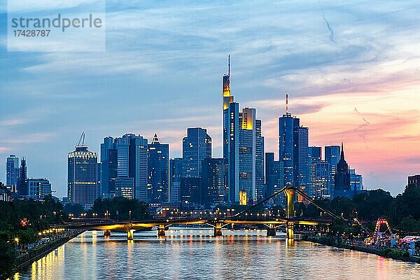 Skyline Fluss Main Wolkenkratzer Hochhäuser Stadt in Frankfurt  Deutschland  Europa