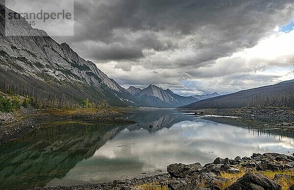 Berge spiegeln sich in einem See  Medicine Lake  Maligne Valley  Jasper National Park  Alberta  Kanada  Nordamerika