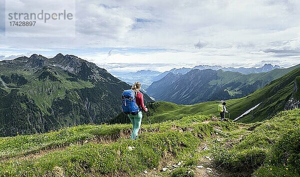 Zwei Wanderer auf einem Wanderweg  hinten Berge  Heilbronner Weg  Allgäuer Alpen  Oberstdorf  Bayern  Deutschland  Europa