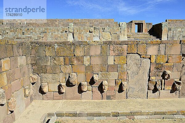 Versunkener Hof mit Kopfreliefs und Eingang des Kalasasaya  Ruinenanlage von Tiwanaku  auch Tiahuanaco  Unesco Weltkulturerbe  Departement La Paz  Bolivien  Südamerika