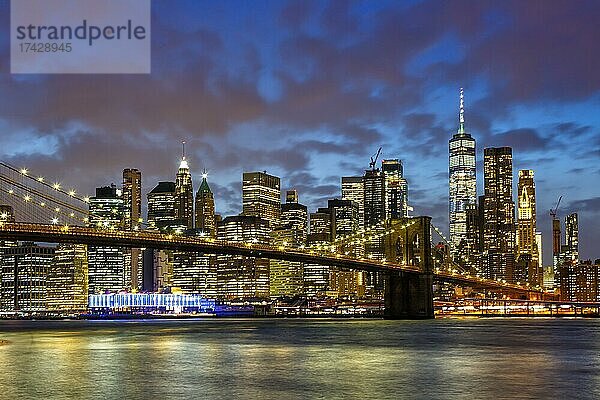 New York City Skyline Nacht Stadt Manhattan Brooklyn Bridge World Trade Center WTC in New York  USA  Nordamerika