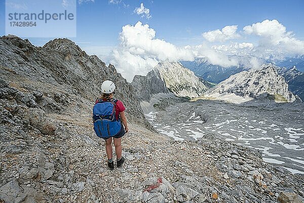 Wanderin auf dem Wanderweg zur Patenkirchner Dreitorspitze  Wettersteingebirge  Garmisch-Partenkirchen  Bayern  Deutschland  Europa