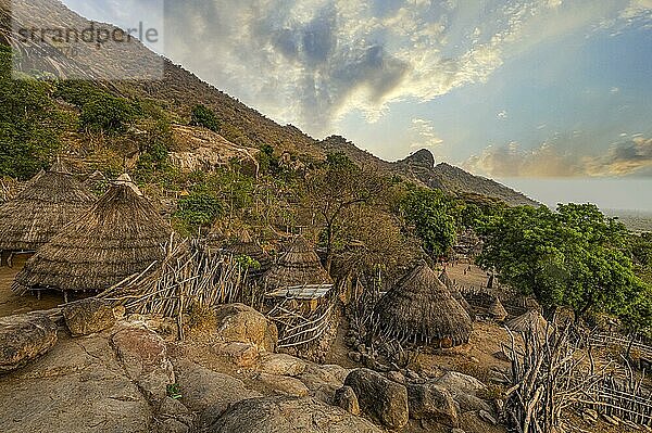 Traditionell gebaute Hütten des Otuho- oder Lutoko-Stammes in einem Dorf in den Imatong-Bergen  Ost-Äquatoria  Südsudan  Afrika