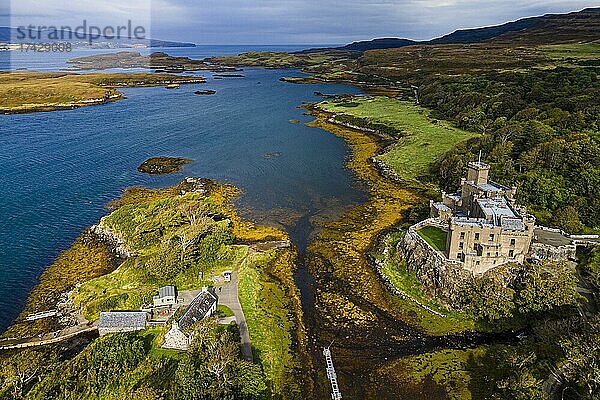 Luftaufnahme von Dunvegan Castle  Isle of Skye  Schottland  UK