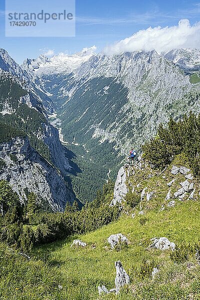 Wanderin blickt in das Reintal  Hinten Zugspitze mit Gletscher Zugspitzplatt  Wanderweg zur Meilerhütte  Wettersteingebirge  Garmisch-Partenkirchen  Bayern  Deutschland  Europa