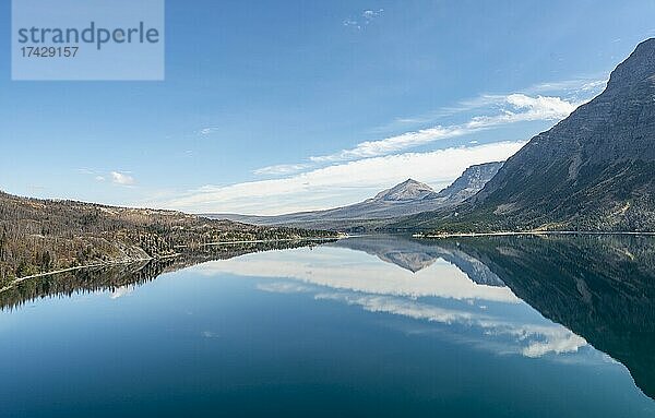 Berge spiegeln sich im See  Saint Mary Lake  Glacier Nationalpark  Rocky Mountains  Montana  USA  Nordamerika