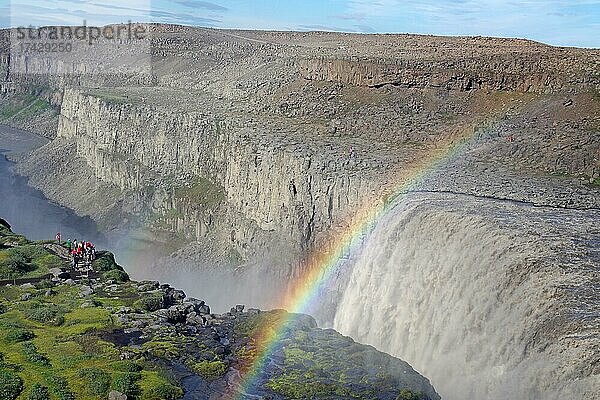 Menschengruppe vor Wasserfall  Regenbogen  karge Landschaft  Dettifoss  vatnajökull Nationalpark  Island  Europa