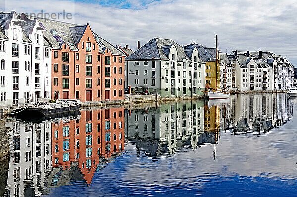 Häusern spiegeln sich im Wasser eines kleinen Hafens  Alesund  More og Romsdal  Skandinavien  Norwegen  Europa