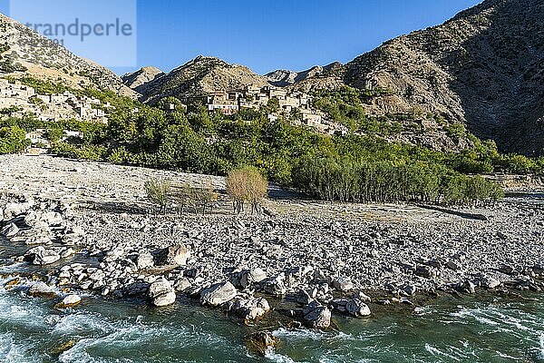 Der Fluss Panjshir fließt durch das Panjshir-Tal  Afghanistan  Asien