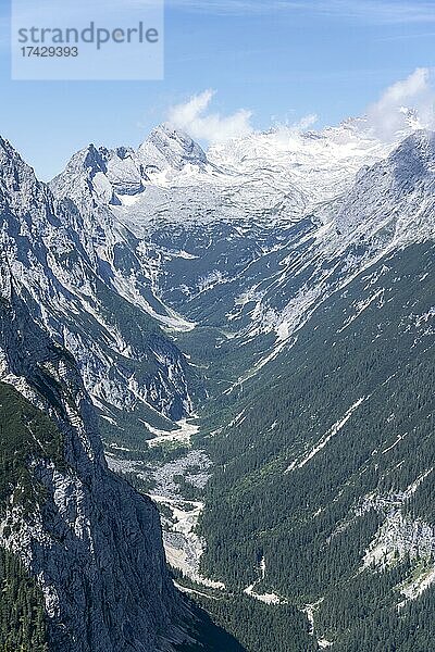 Reintal  Hinten Zugspitze mit Gletscher Zugspitzplatt  Wanderweg zur Meilerhütte  Wettersteingebirge  Garmisch-Partenkirchen  Bayern  Deutschland  Europa