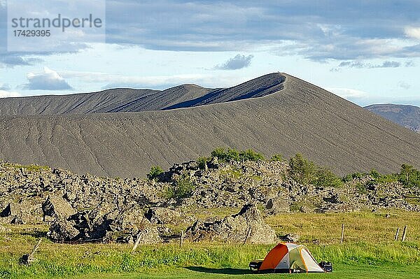 Zelt vor Vulkankegel und Lava  karge Landschaft  Vogar  Hverfjall  Myvatn  Island  Europa