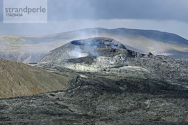 Rauchender Vulkankrater  Fagradalsfjall  Reykjanes  Grindavik  Sudurnes  Island  Europa