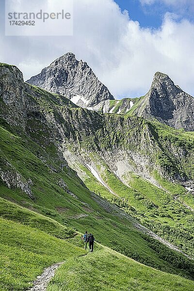 Zwei Wanderer auf einem Wanderweg  hinten Berge  Heilbronner Weg  Allgäuer Alpen  Oberstdorf  Bayern  Deutschland  Europa