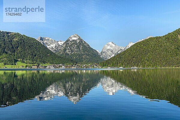 Blick auf Pertisau  Spiegelung im Achensee  hinten Berge Dristenkopf und Falzthurnjoch mit Schnee im Frühling  Achensee  Tirol  Österreich  Europa