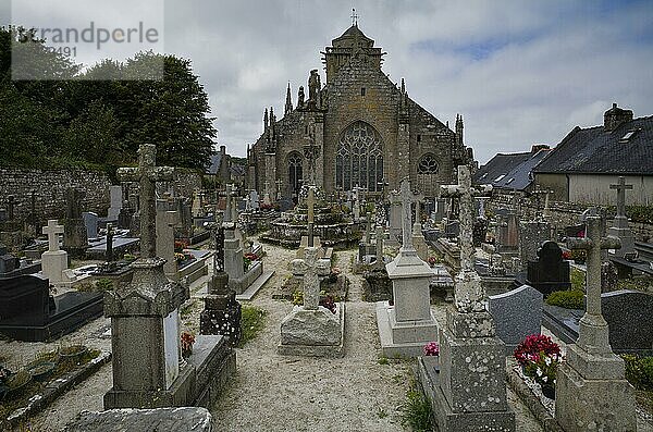 Friedhof der Kirche Saint-Ronan  Locronan (Lokorn)  Finistère  Bretagne  Frankreich  Europa