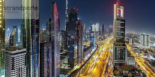 Dubai Sheikh Zayed Road Burj Khalifa Kalifa Hochhaus Wolkenkratzer Skyline Architektur Panorama in Dubai  Vereinigte Arabische Emirate  Asien