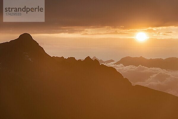 Sonnenuntergang mit dramatischem Licht  Wolken zwischen Berggipfeln  Wettersteingebirge  Bayern Deutschland