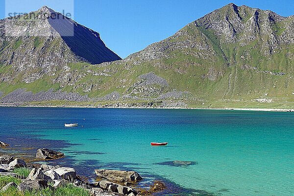 Glasklare Bucht mit Boot  rauhe Berge  Haukland  Leknes  Lofoten  Skandinavien  Norwegen  Europa