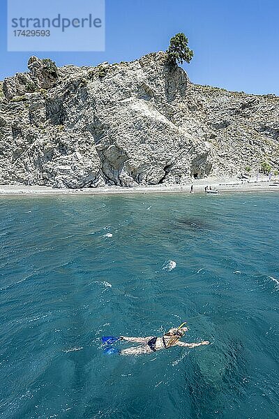Frau beim Schnorcheln im Wasser  Strand Empros Therme  Kos  Dodekanes  Griechenland  Europa