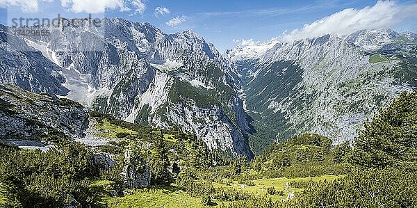 Reintal  Hinten Zugspitze mit Gletscher Zugspitzplatt  Wanderweg zur Meilerhütte  Wettersteingebirge  Garmisch-Partenkirchen  Bayern  Deutschland  Europa