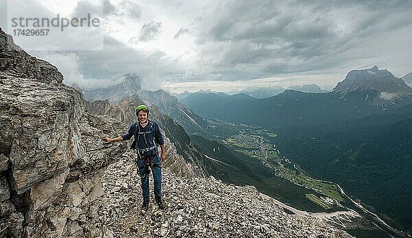 Junger Mann  Wanderer am Klettersteig Via Ferrata Francesco Berti  Sorapiss Umrundung  Blick ins Tal von San Vito di Cadore  Dolomiten  Belluno  Italien  Europa