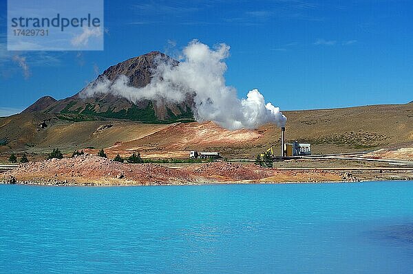Geothermaler See und Vulkan  Dampfschwaden  mondähnliche Landschaft  Myvatn  Island  Europa