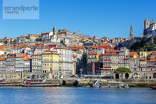 Porto Altstadt Gebäude Weltkulturerbe mit Fluss Douro Reise reisen Stadt in Porto  Portugal  Europa