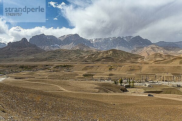 Kleine Oase in der trockenen Berglandschaft der Provinz Yakawlang  Bamyan  Afghanistan  Asien