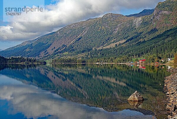 Wald und Häuser spiegeln sich in einem See  Idyll  Gaulartal  Skandinavien  norwegen