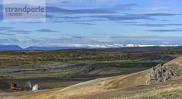 Geothermische Anlage und schneebedeckte Berge im Westen  Myvatn  Norðurland eystra  Island  Europa