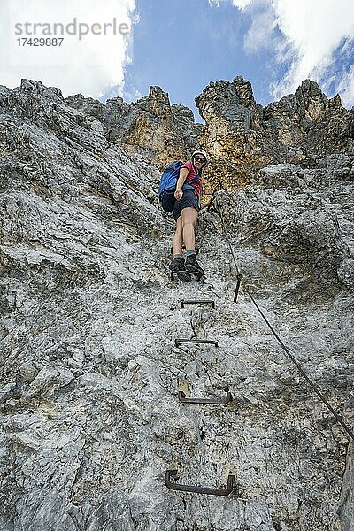 Wanderin an einer Felswand  Klettersteig zur Patenkirchner Dreitorspitze  Wettersteingebirge  Garmisch-Partenkirchen  Bayern  Deutschland  Europa