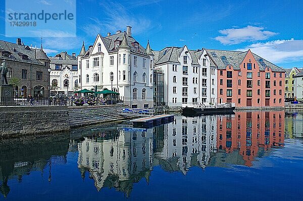 Häuserfront spiegelt sich im Wasser  Steinhäuser  Jugendstil  Alesund  More og Romsdal  Norwegen  Europa