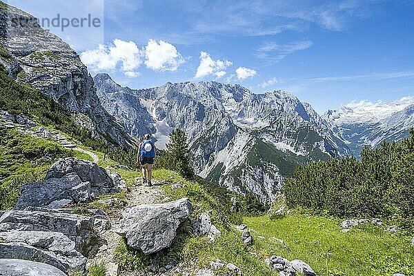 Wanderin auf dem Wanderweg zur Meilerhütte  Wettersteingebirge  Garmisch-Partenkirchen  Bayern  Deutschland  Europa