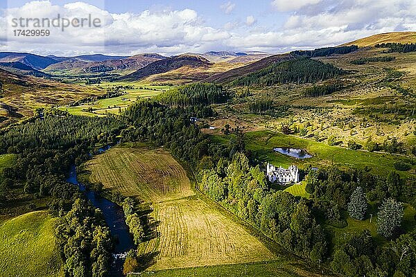 Luftaufnahme von Dalnaglar Castle  Glenshee  Schottland  UK