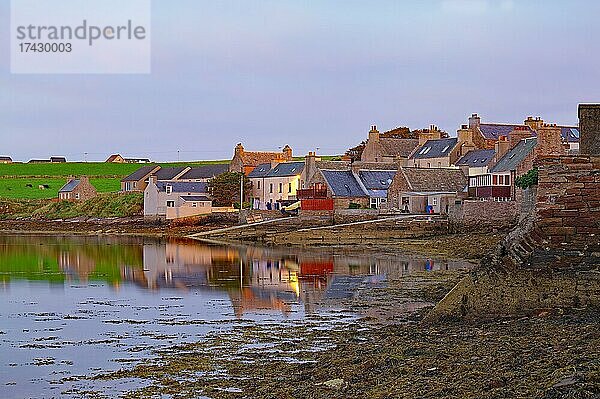 Steinhäuser spiegeln sich im Wasser  ruhiges Abendlicht  Mainland  Orkney Insel  Großbritannien  Europa
