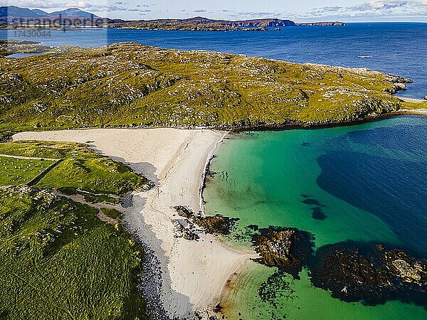 Luftaufnahme von weißem Sand und türkisfarbenem Wasser am Bosta Beach  Isle of Lewis  Äußere Hebriden  Schottland  UK