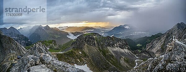 Ausblick vom Gipfel der Westliche Törlspitze  Sonnenuntergang  Berge und Gipfel bei dramatischen Wolken  Wettersteingebirge  Bayern  Deutschland  Europa