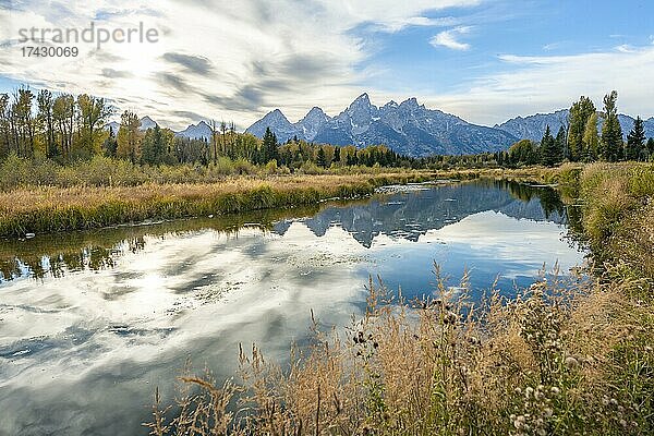 Grand Teton Range Gebirgszug  Spiegelung im Fluss  herbstliche Vegetation  Schwabacher Landing  Grand Teton National Park  Wyoming  USA  Nordamerika