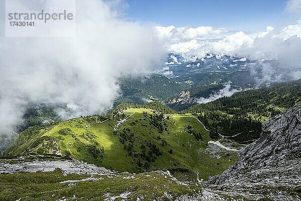 Schachenhaus  hinten Bayrische Voralpen  Wanderweg zur Meilerhütte  Wettersteingebirge  Garmisch-Partenkirchen  Bayern  Deutschland  Europa