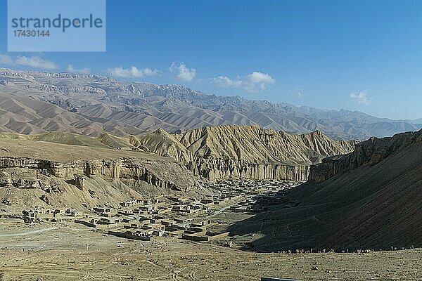 Überblick über die Außenbezirke von Bamyan und die umliegenden Berge  Afghanistan  Asien