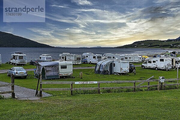 Wohnwagen und Wohnmobile auf Campingplatz am Loch Broom  Abendhimmel  Ullapool  Roß and Cromarty  Highlands  Schottland  Großbritannien  Europa