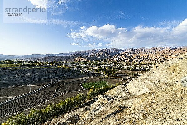 Blick über Bamyan  Ruinen von Shahr-e Gholghola oder Stadt der Schreie  Bamyan  Afghanistan  Asien