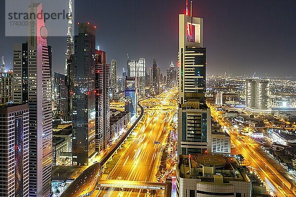 Dubai Sheikh Zayed Road Burj Khalifa Kalifa Hochhaus Wolkenkratzer Skyline Architektur in Dubai  Vereinigte Arabische Emirate  Asien