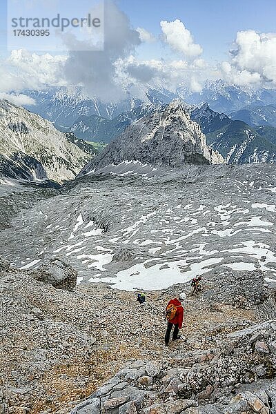 Wanderer am Klettersteig zur Patenkirchner Dreitorspitze  Wettersteingebirge  Garmisch-Partenkirchen  Bayern  Deutschland  Europa