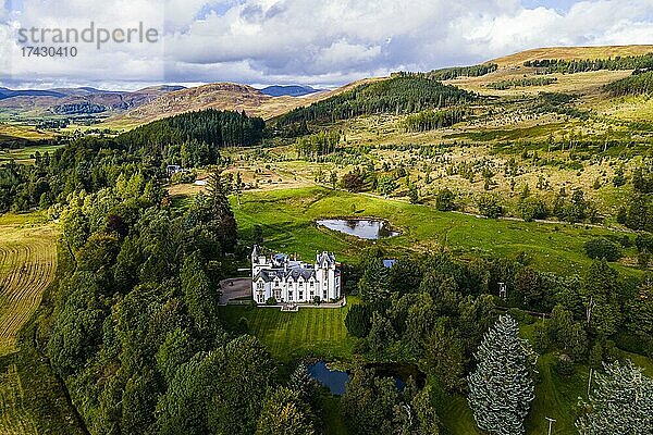Luftaufnahme von Dalnaglar Castle  Glenshee  Schottland  UK