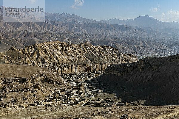 Überblick über die Außenbezirke von Bamyan und die umliegenden Berge  Afghanistan  Asien