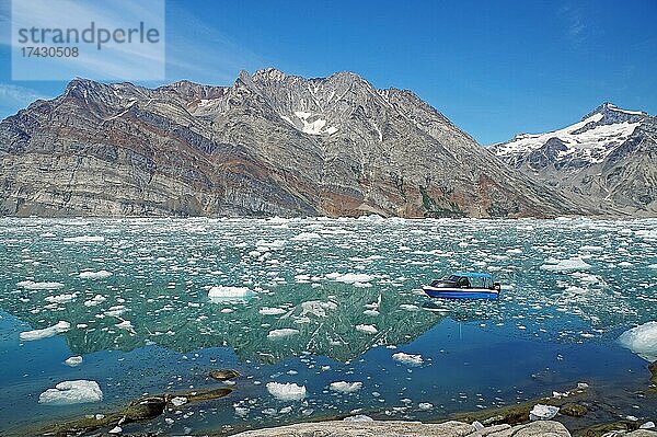 Kleines Boot  Fjord mit Treibeis  Gletscher und wilde Berglandschaft  Knud Rasmussen Gletscher  Tasilaq  Ostgrönland  Grönland  Arktis  Dänemark  Nordamerika