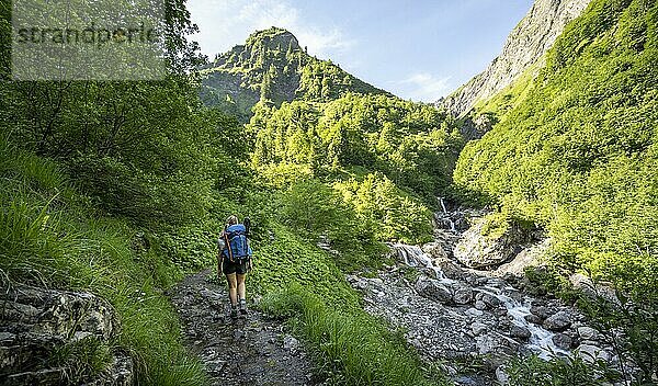 Wanderin beim Aufstieg am Bach zur Kemptner Hütte  Heilbronner Weg  Allgäuer Alpen  Oberstdorf