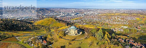 Grabkapelle auf dem Württemberg Rotenberg Weinberge Luftbild Panorama im Herbst Stadt Reise in Stuttgart  Deutschland  Europa