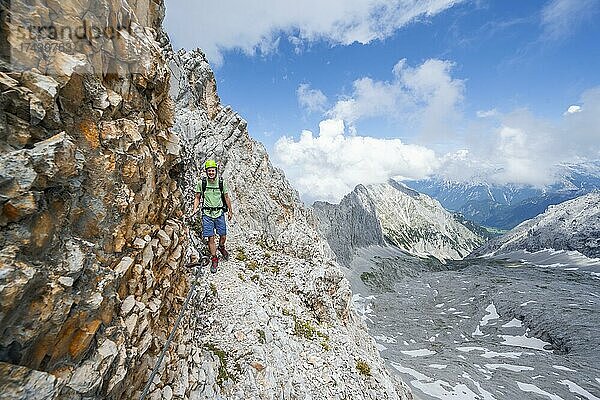 Wanderer auf dem Wanderweg Hermann-von-Barth-Weg  Klettersteig zur Partenkirchner Dreitorspitze  Wettersteingebirge  Bayern  Deutschland  Europa
